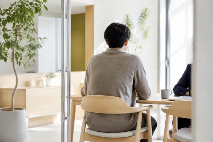 相談する若い人の後ろ姿
